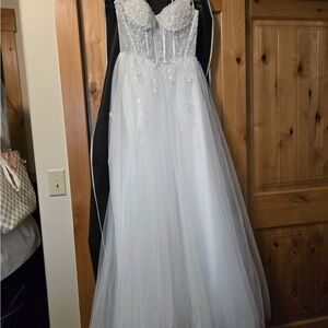 Elegant White Lace Wedding Dress